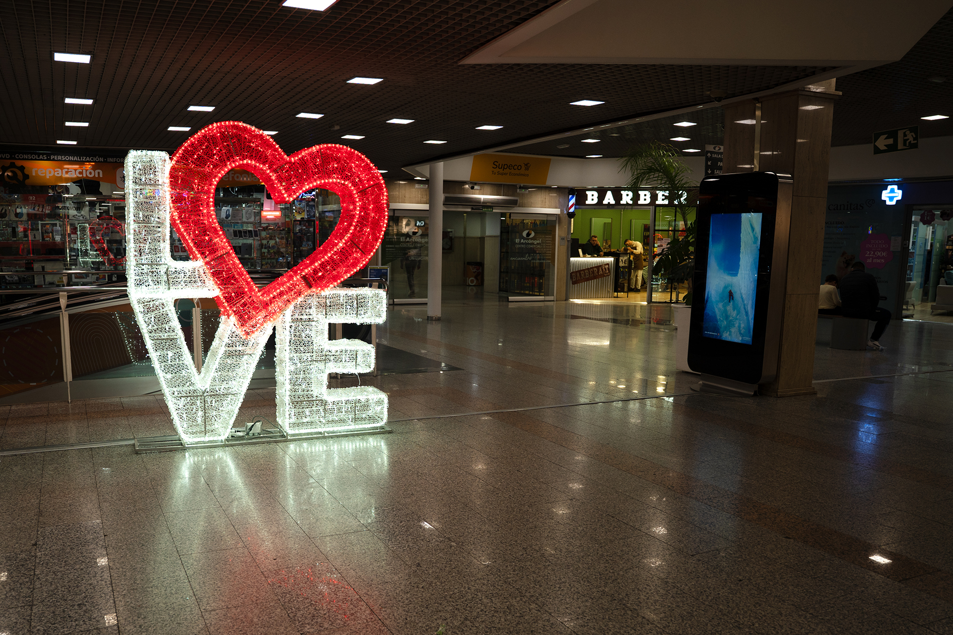 Comment l'éclairage décoratif stimule les ventes dans les centres commerciaux 2 DSC4768